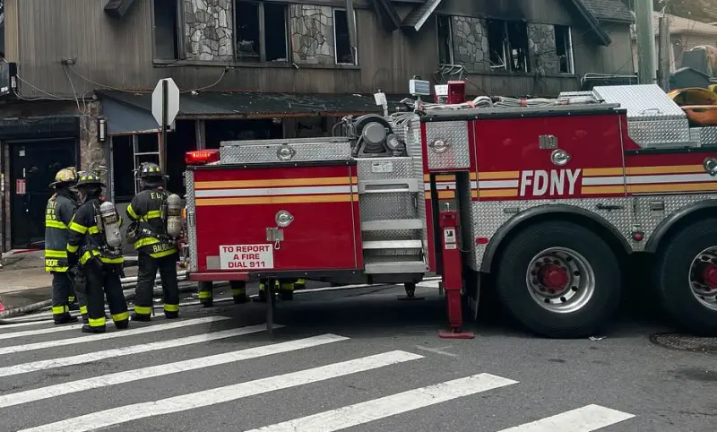 Controla FDNY incendio en Midtown que dejó 2 personas heridas