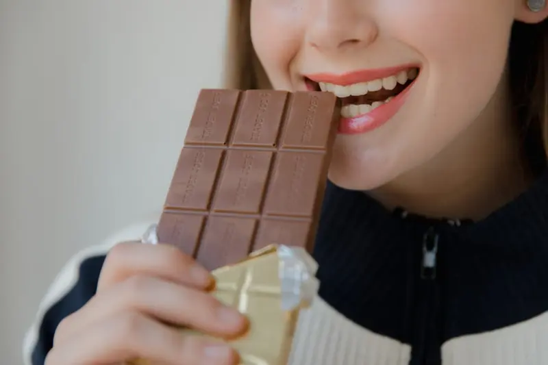 Comer chocolate antes de dormir podría estar relacionado con alteraciones del sueño, ya que contiene estimulantes como cafeína y teobromina que pueden dificultar conciliar un descanso profundo