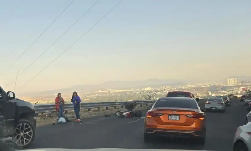 Motociclista grave tras accidente en Bulevar de la Nación en Querétaro