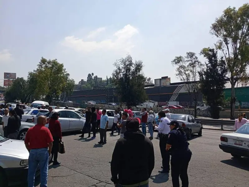 Reportan bloqueo de taxistas en México-Pachuca por extorsiones