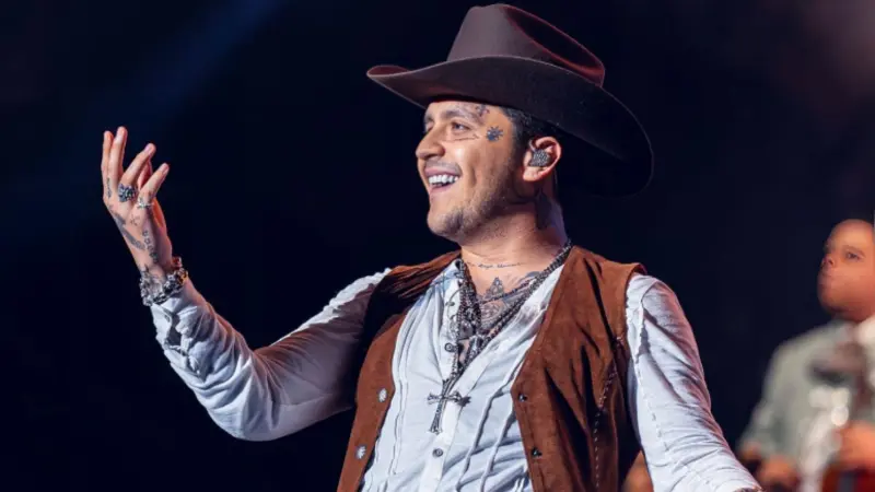 Christian Nodal conquista Altos de Chavón y sube a una fan al escenario