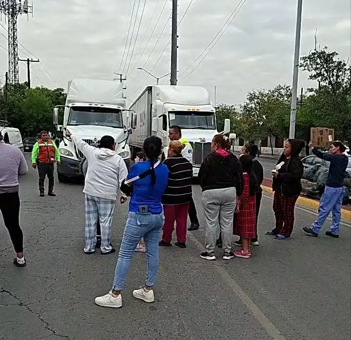 Bloquean avenida Venustiano Carranza en Monterrey por corte de luz