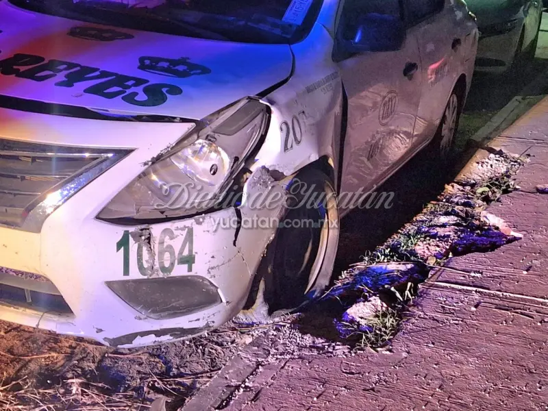 Taxi se sube a la banqueta en calles de Tizimín; ocupantes abandonan la unidad