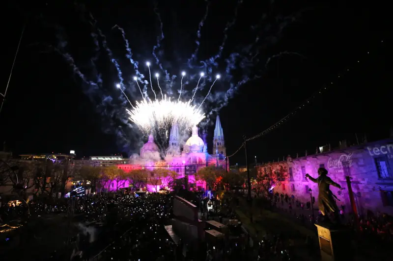 Ampliarán horarios de transporte público por el Festival GDLuz 2026