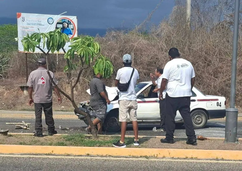Taxista resulta lesionado tras chocar con camioneta de carga en Atoyac