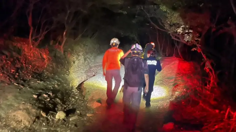 Realizan rescate de padre e hijo en las cascadas del Cerro de la Silla