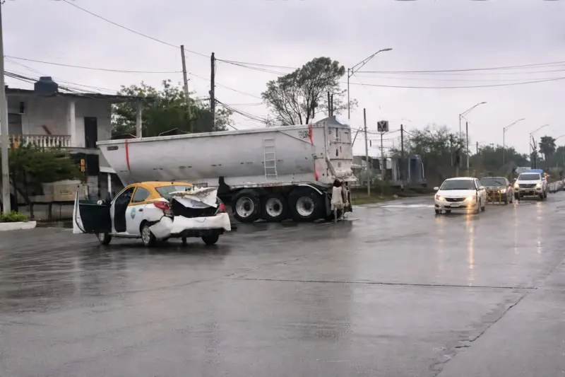 Fuerte accidente en Cadereyta deja vehículos dañados y personas lesionadas