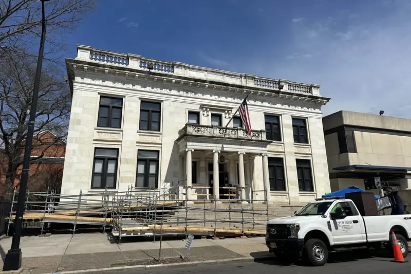 Instalan rampas y puertas automáticas en biblioteca histórica de Trenton