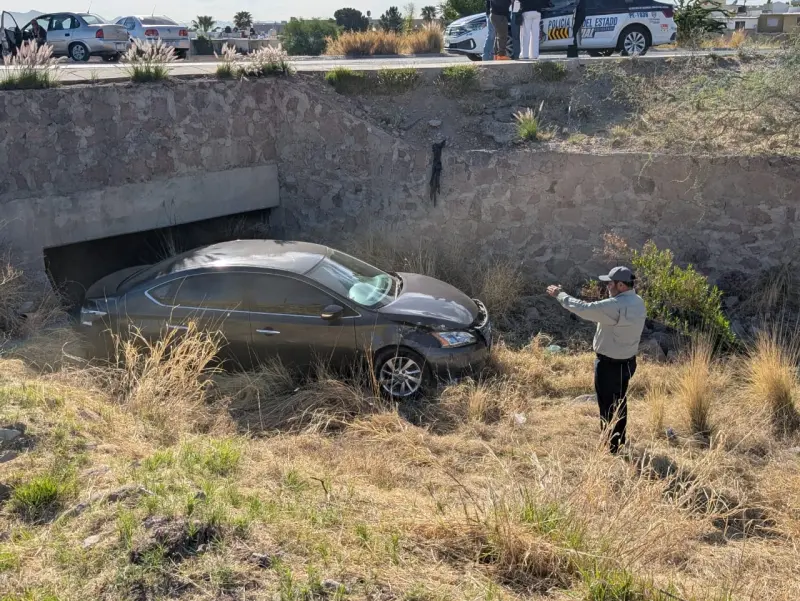 Solo fue el susto; pierde el control y cae a arroyo