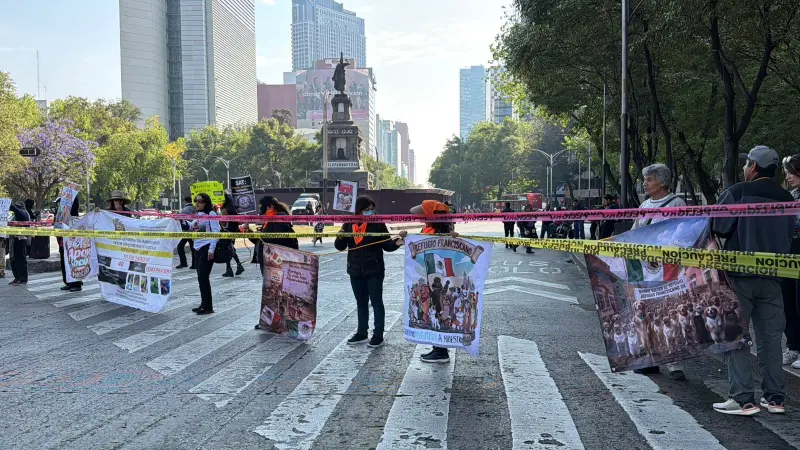 Bloquean Reforma y exigen retorno de perros a Refugio Franciscano