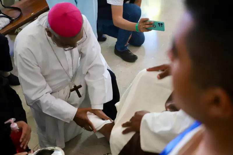 Realiza obispo Fidencio López lavatorio de pies a personas privadas de la libertad en San José El Alto