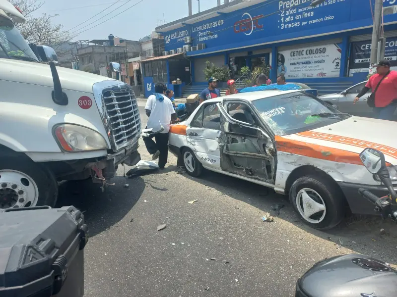 Se impacta tráiler contra taxi colectivo en Acapulco; 5 lesionados