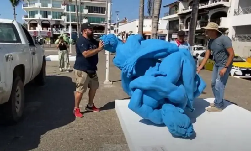 Retiran por presión social esculturas eróticas en Malecón de Vallarta