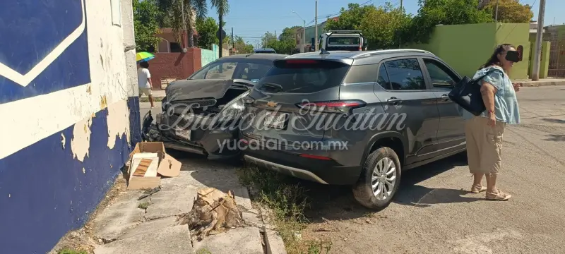 Fuerte accidente vial deja dos vehículos dañados en la colonia Los Reyes de Mérida