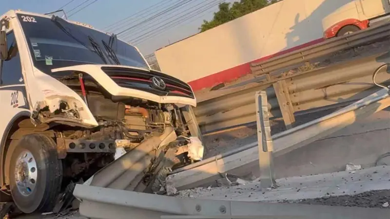 Accidente en Irapuato: Camión de transporte de personal pierde el control y paraliza la carretera federal