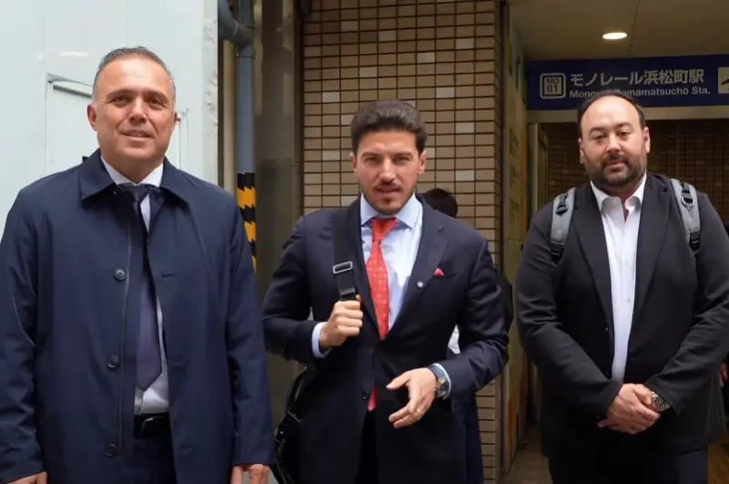 Prueba Samuel García monorriel en Tokio y anticipa transporte moderno para NL