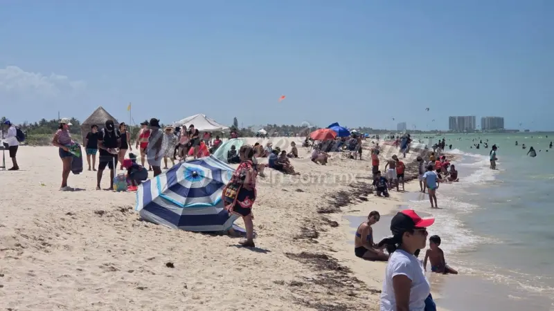 Domingo con afluencia masiva en Progreso: playas y restaurantes llenos; ambiente familiar