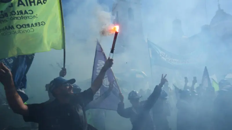 Trabajadores argentinos marchan en Buenos Aires contra reforma laboral de Milei