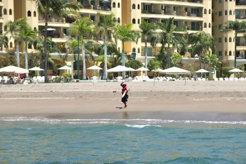 Banderas amarillas y moradas predominan en playas de Puerto Vallarta