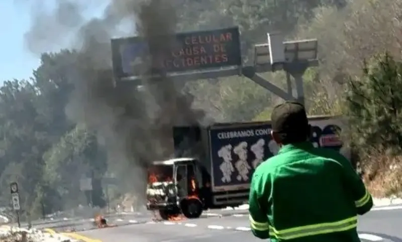 Incendian camión de Bimbo en la Pátzcuaro-Morelia