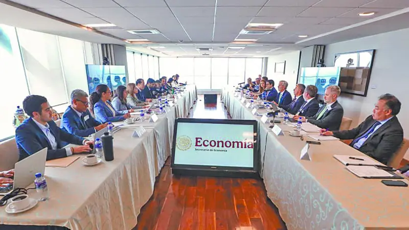 Economía y la USTR abordan aranceles al acero y autos