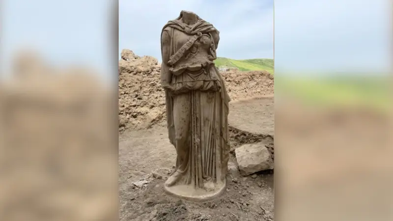 Arqueólogos descubrieron en Turquía una estatua de mármol de Atenea de dos metros de altura dentro del Teatro Occidental de Laodicea, ciudad con más de dos mil años de historia, enterrada entre escombros con el rostro hacia abajo y sin que su cabeza haya 