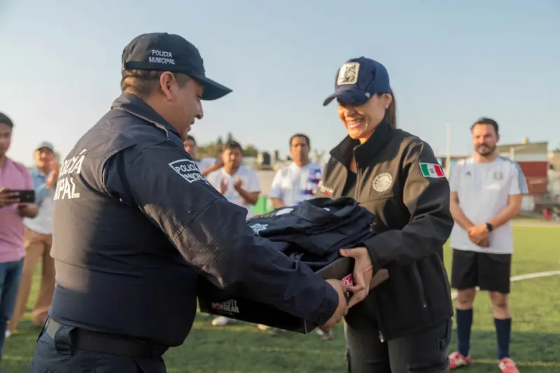 Dignifica Tianguistenco a su policía con entrega de nuevos uniformes