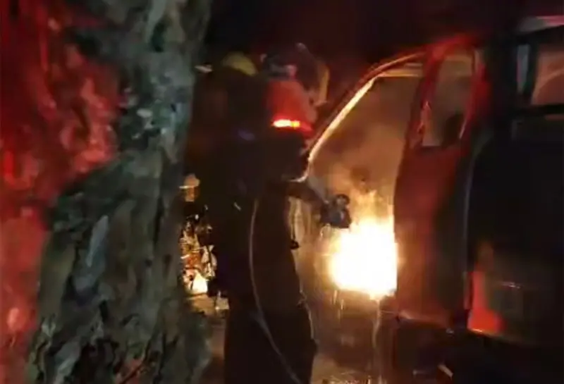 Se incendia camioneta en Valles y queda en pérdida total