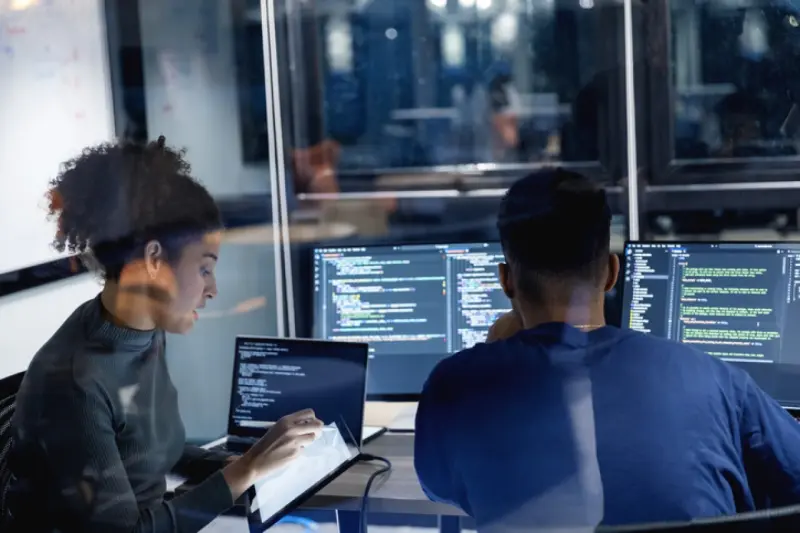 Solo 2 de cada 10 tienen una relación sana con su trabajo; la IA híbrida busca cambiarlo