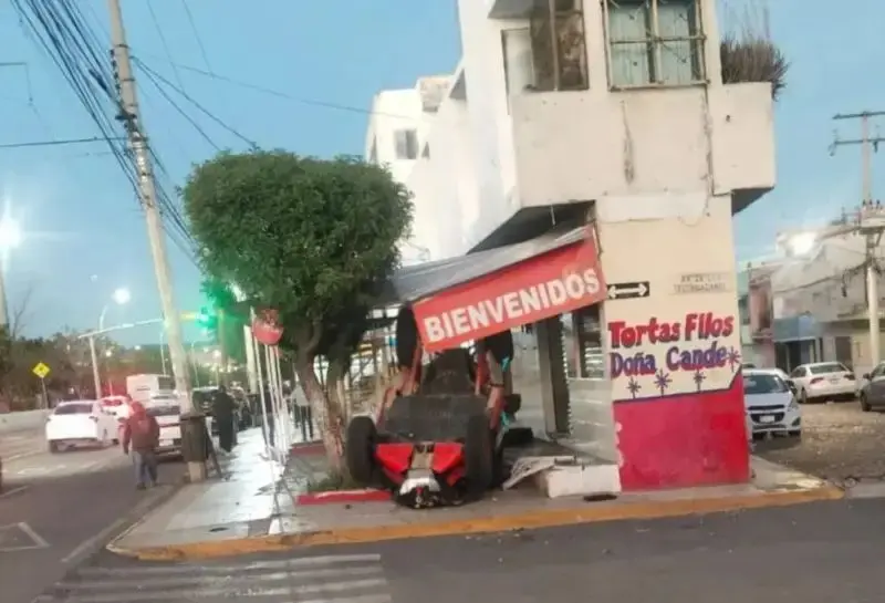 Vuelca vehículo tipo RZR y choca contra local en Cerrito Colorado