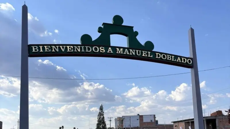 Renuevan letrero de acceso a Manuel Doblado tras 30 años