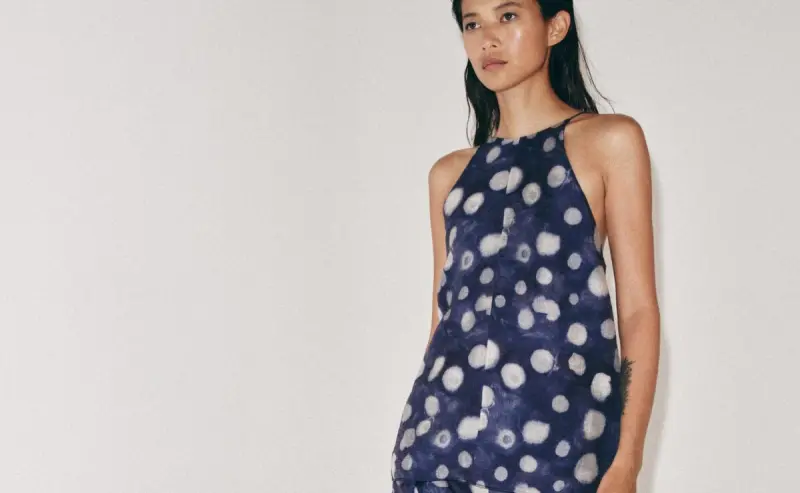 El truco fácil para un look con personalidad está en este top de lunares