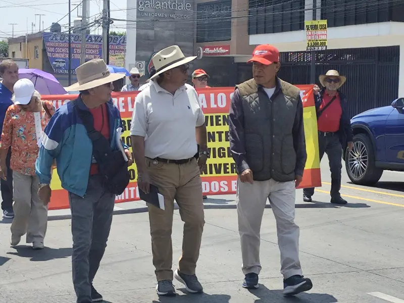Jubilados de la BUAP bloquean vialidad; siguen sin respuesta de rectoría