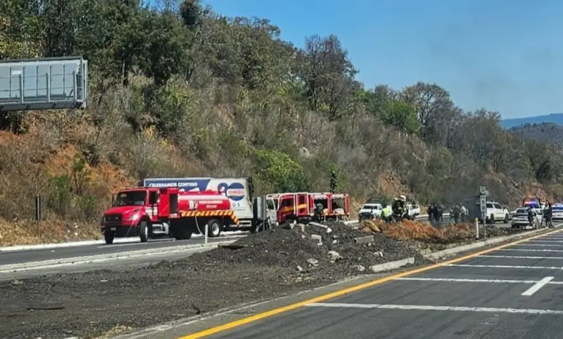 Van 3 bloqueos y quemas de vehículos en carreteras de Michoacán