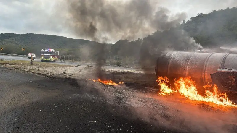 Se incendia pipa con materiales peligrosos en Montemorelos