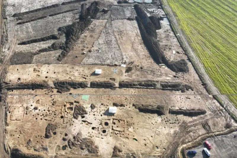 Querían construir una autopista y terminaron desenterrando una ciudad intacta con oro, joyas y talleres de hace más de 2,000 años