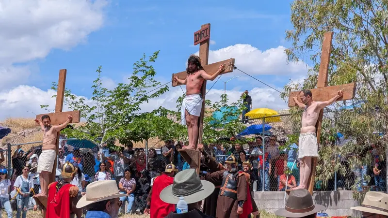 Representan Vía Crucis y acompañan fieles de San Antonio