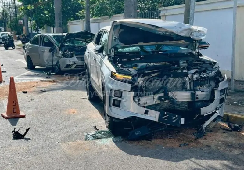 Aparatoso accidente en Mérida: conductor se pasa el alto y causa choque en la avenida Colón