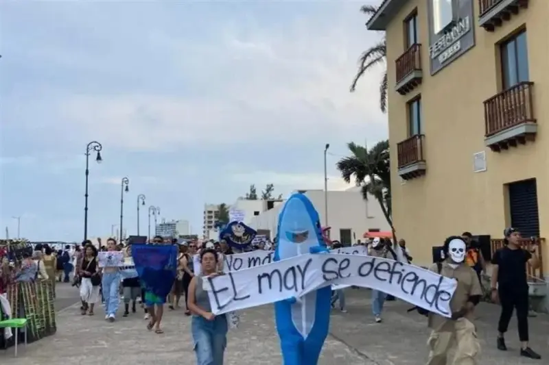 Protestan en Veracruz por derrame en el Golfo de México
