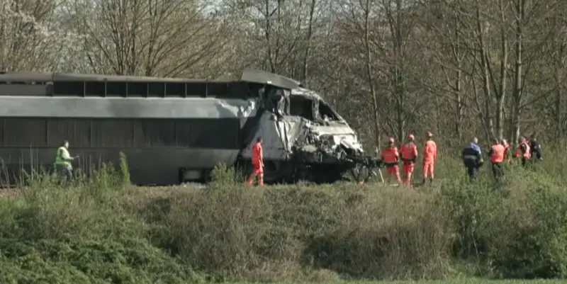 Accidente en Francia: un tren de alta velocidad choca con un camión militar a primera hora