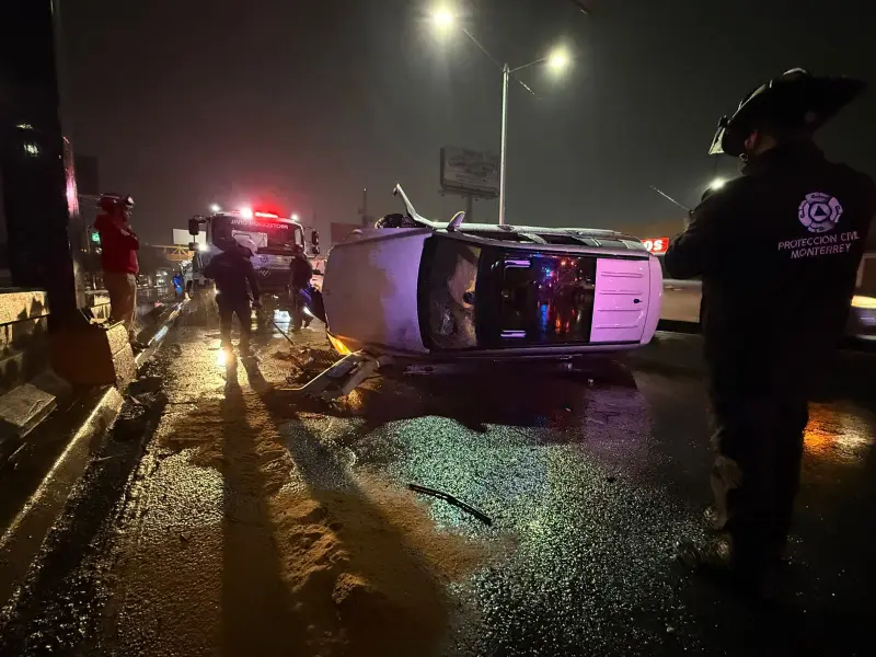 Volcadura en avenida Revolución deja un lesionado en Monterrey