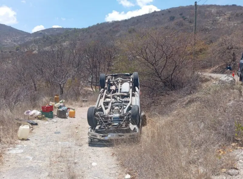 Vuelca unidad en Mitla tras salir del camino en San José del Paso