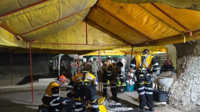 Autoridades mexicanas refuerzan estructura de la mina para seguir con rescate de mineros