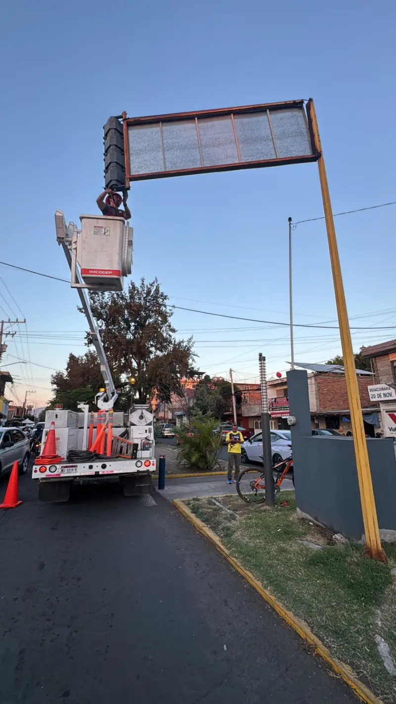 Atiende Zamora daños en semáforo tras fuertes vientos
