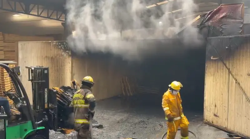 Incendio afecta bodega en Parque Industrial Escobedo