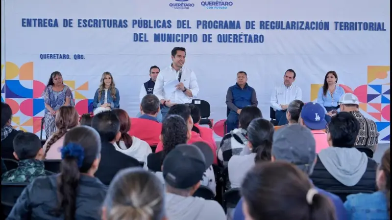 Certeza jurídica a familias queretanas con entrega de escrituras públicas: Felifer