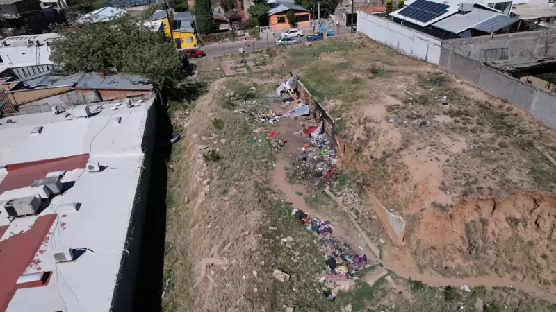 Encuentran a un hombre sin vida a un costado de funeraria de Nogales