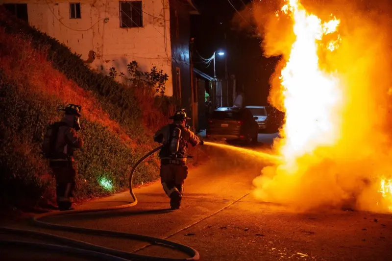 Bomberos de confianza se manifiestan en Tijuana por sueldos y basificaciones
