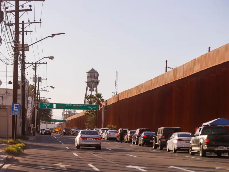 Tiempos de cruce a Calexico superan la hora este martes