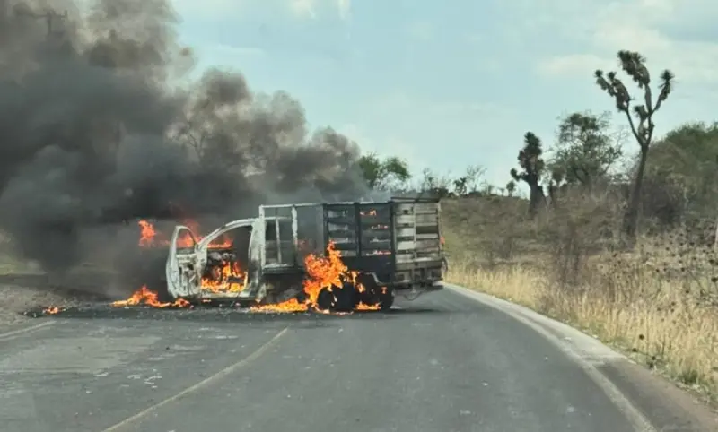 Incendian presuntos normalistas carros sobre la Pátzcuaro-Morelia